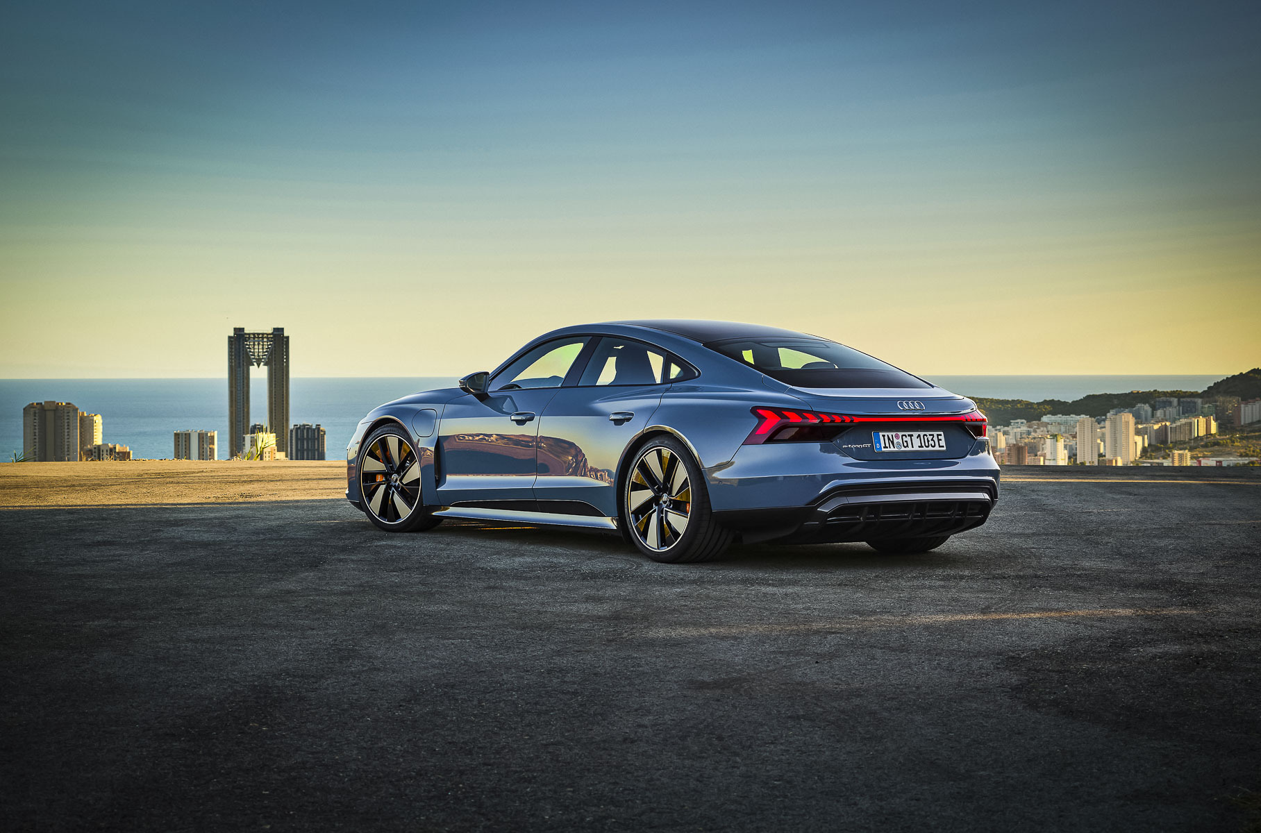 646 сил и 3,3 секунды до «сотни»: представлен первый серийный электроседан Audi