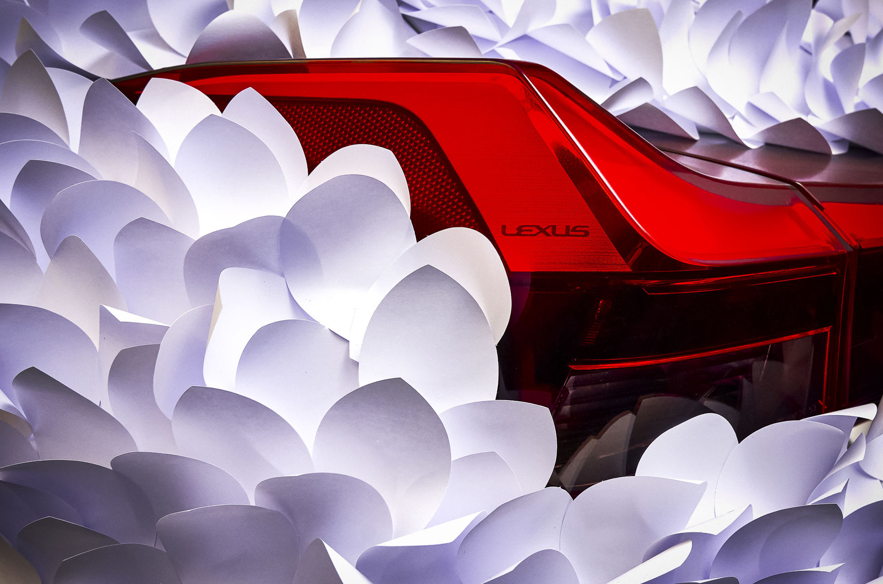 Посмотрите на Lexus UX, покрытый тысячами бумажных лепестков