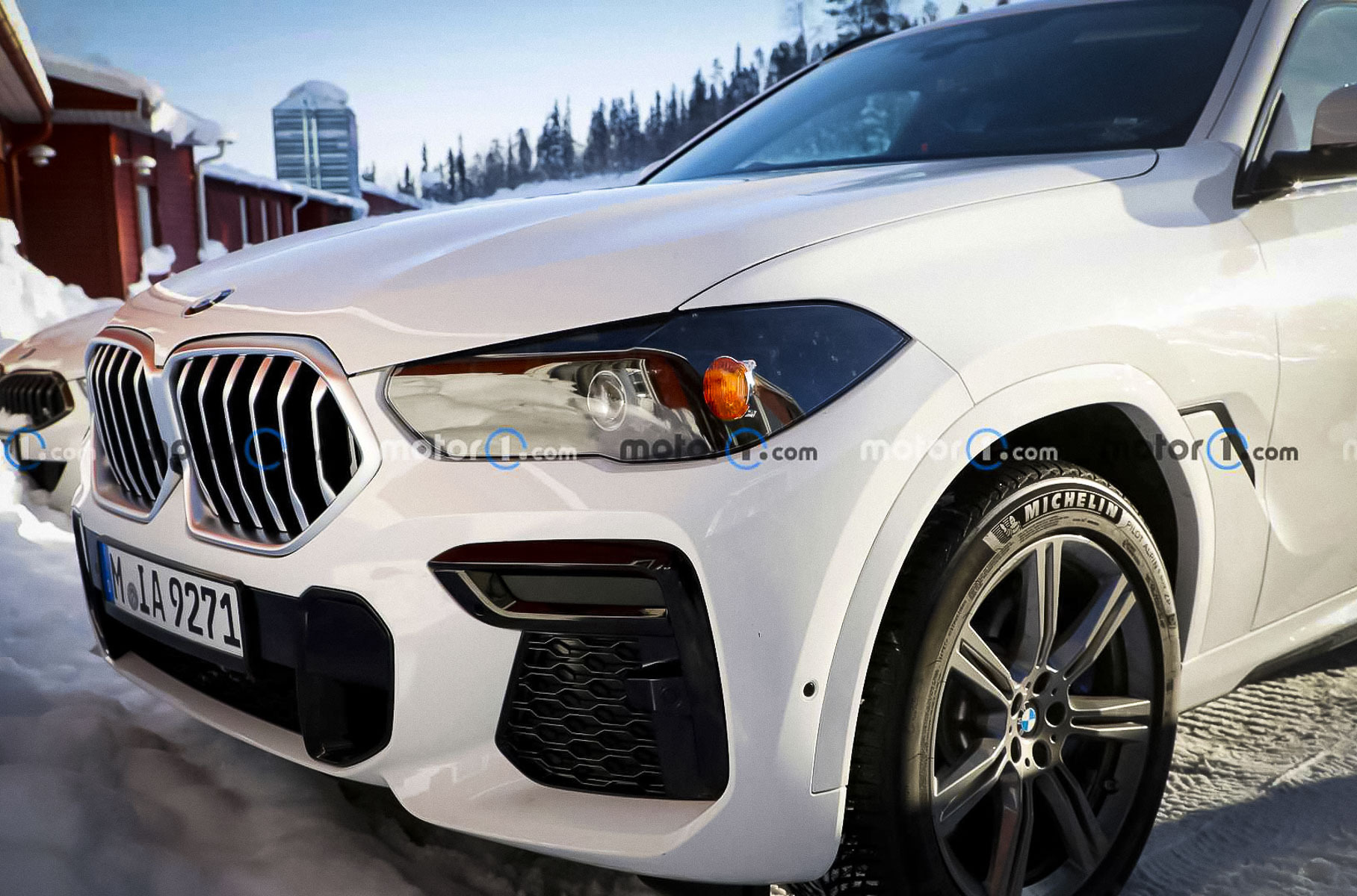 Обновленный BMW X6 получит новый интерьер с огромными экранами в духе Mercedes-Benz