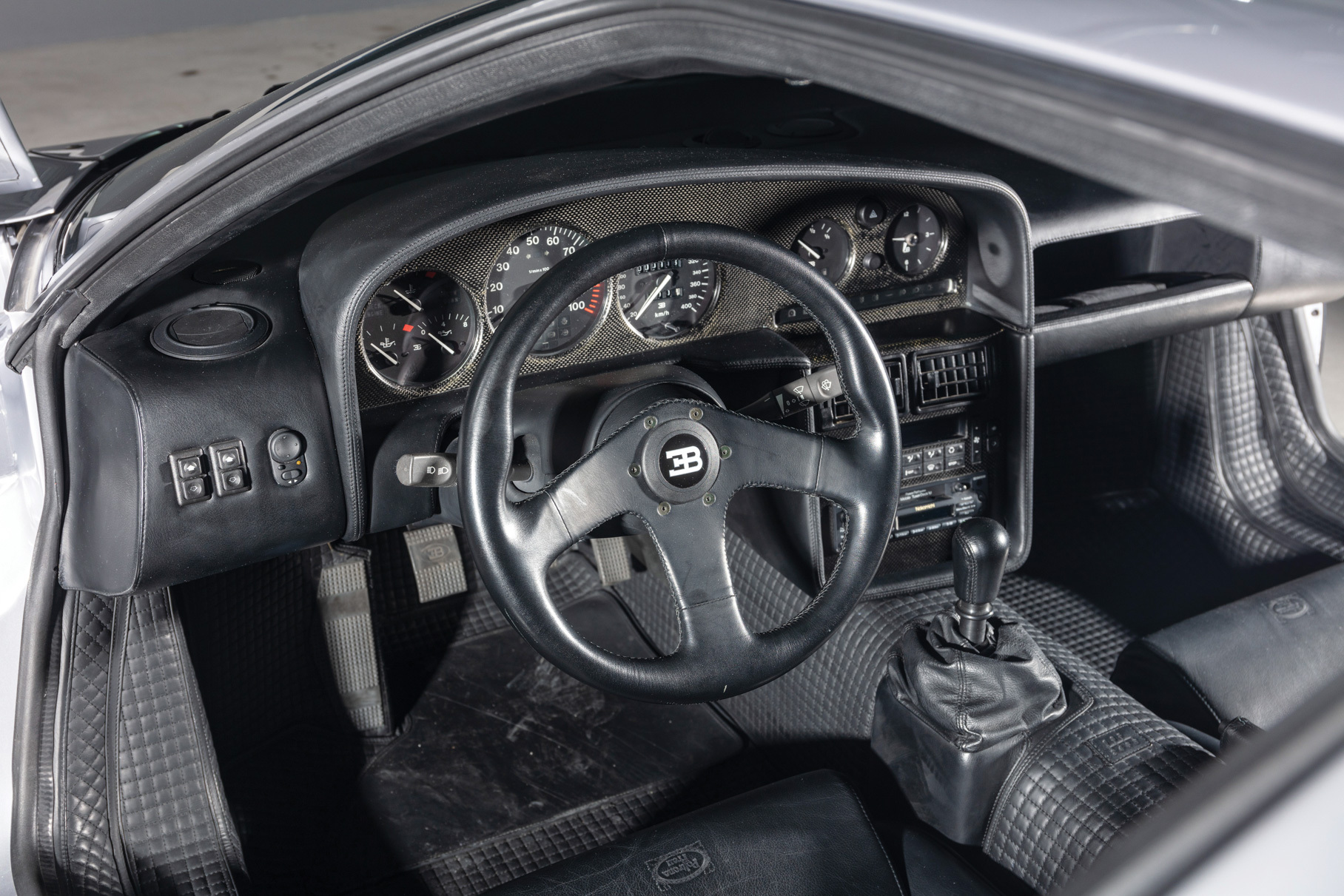 Видео: как Bugatti ворвалась в 90-е на EB100
