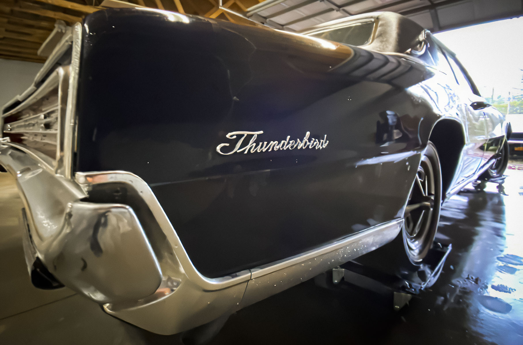 Знаменитые маслкары Ford Thunderbird, 30 лет простоявшие в гараже, продают за 185 000 рублей каждый