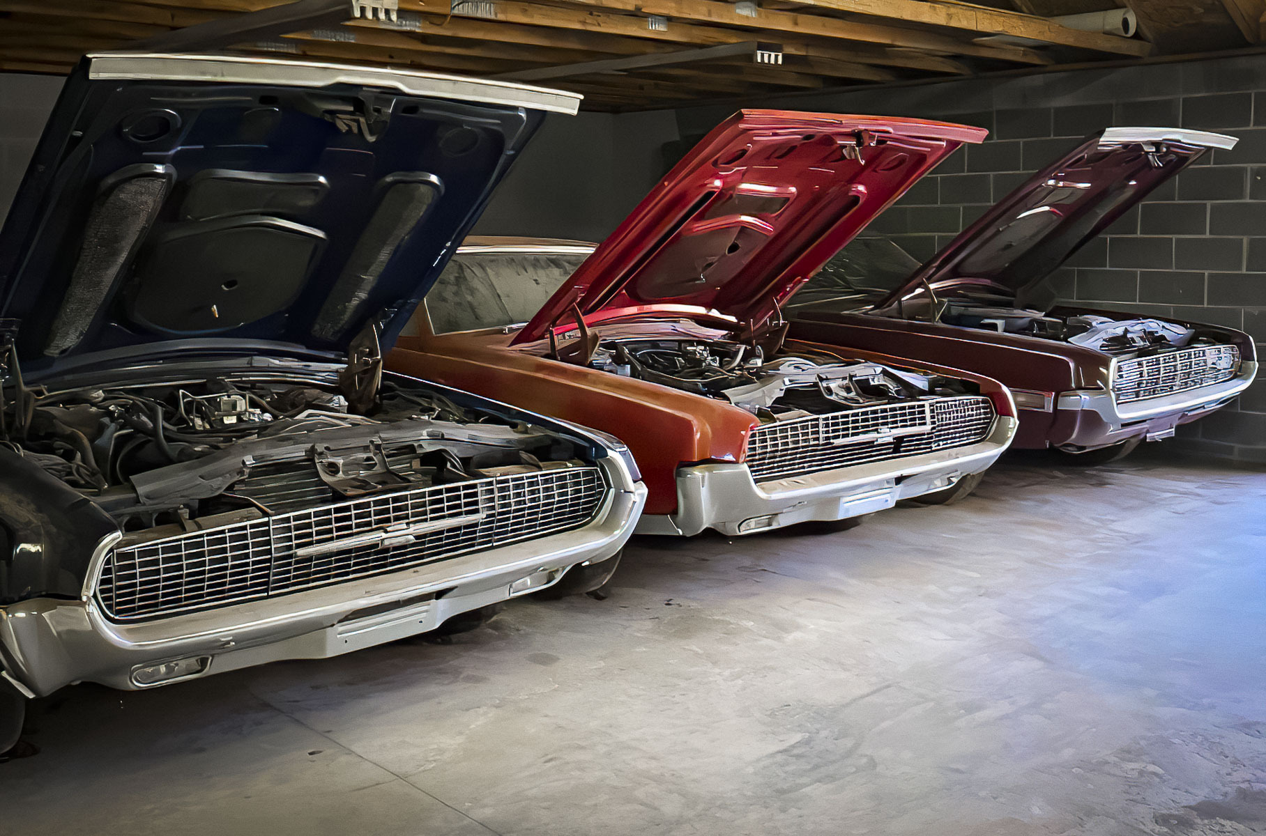 Знаменитые маслкары Ford Thunderbird, 30 лет простоявшие в гараже, продают за 185 000 рублей каждый