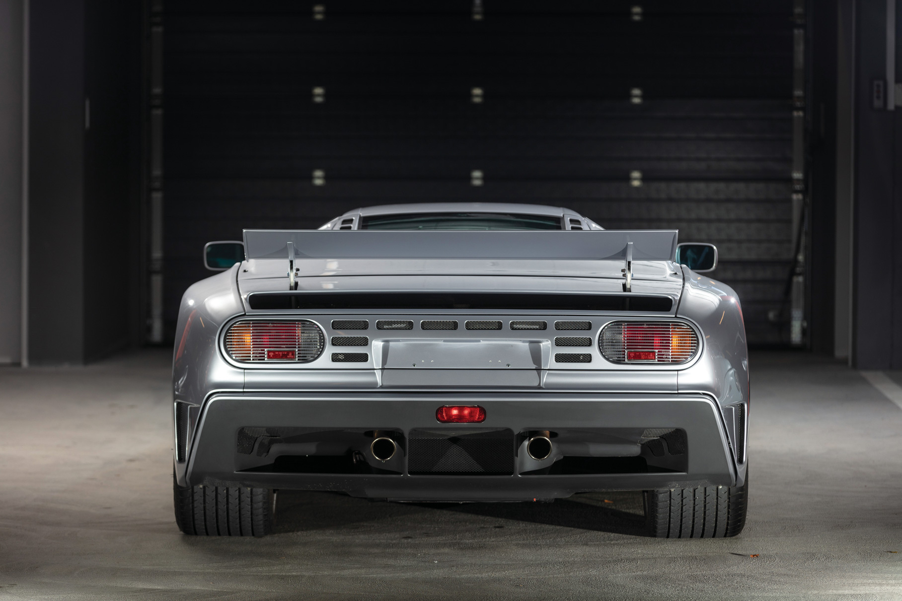 Видео: как Bugatti ворвалась в 90-е на EB100