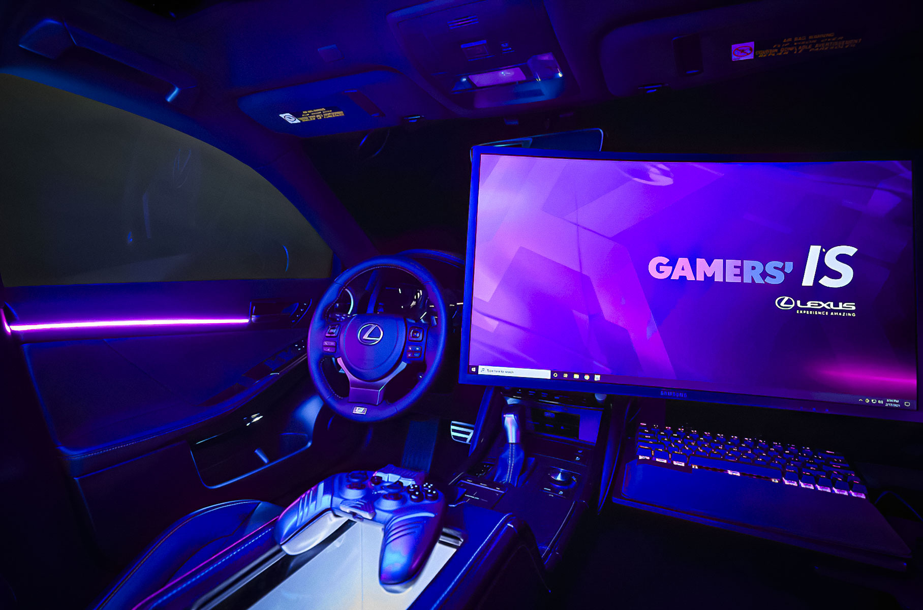 Посмотрите на геймерский Lexus IS с гигантским экраном и приставкой