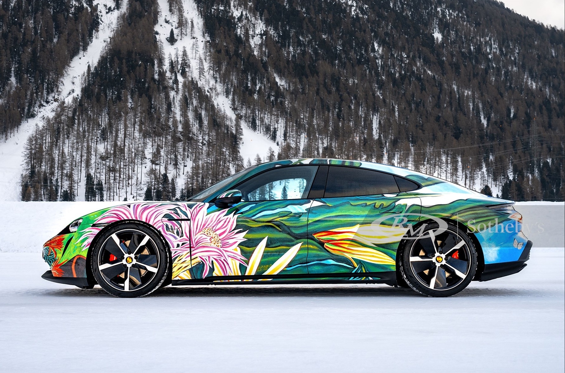 Porsche Taycan выступил полотном для художника-фотореалиста