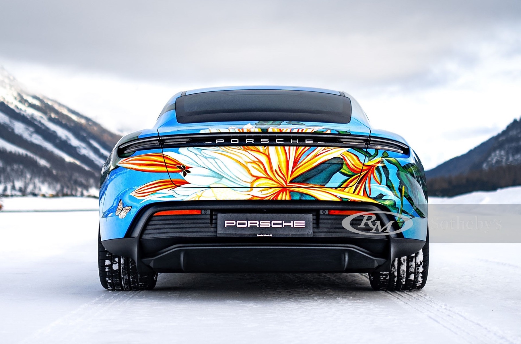Porsche Taycan выступил полотном для художника-фотореалиста