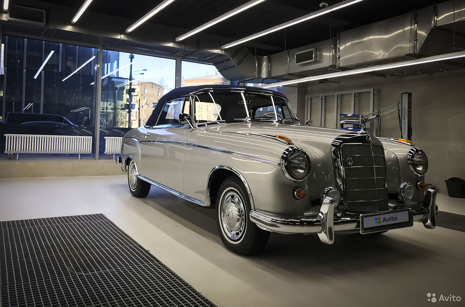 Коллекционный 62-летний Mercedes-Benz с небольшим пробегом продают в Москве за 14 миллионов рублей