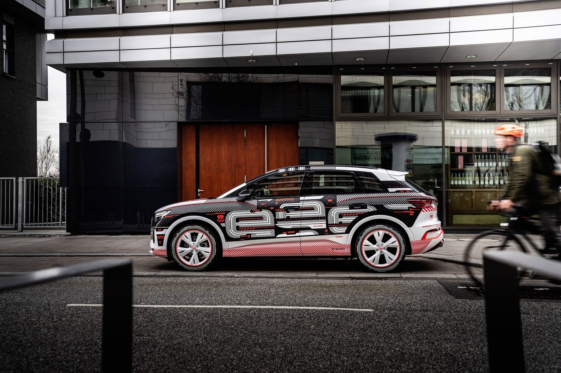 Дополненная реальность и голосовой помощник Audi: раскрыт салон Q4 e-tron