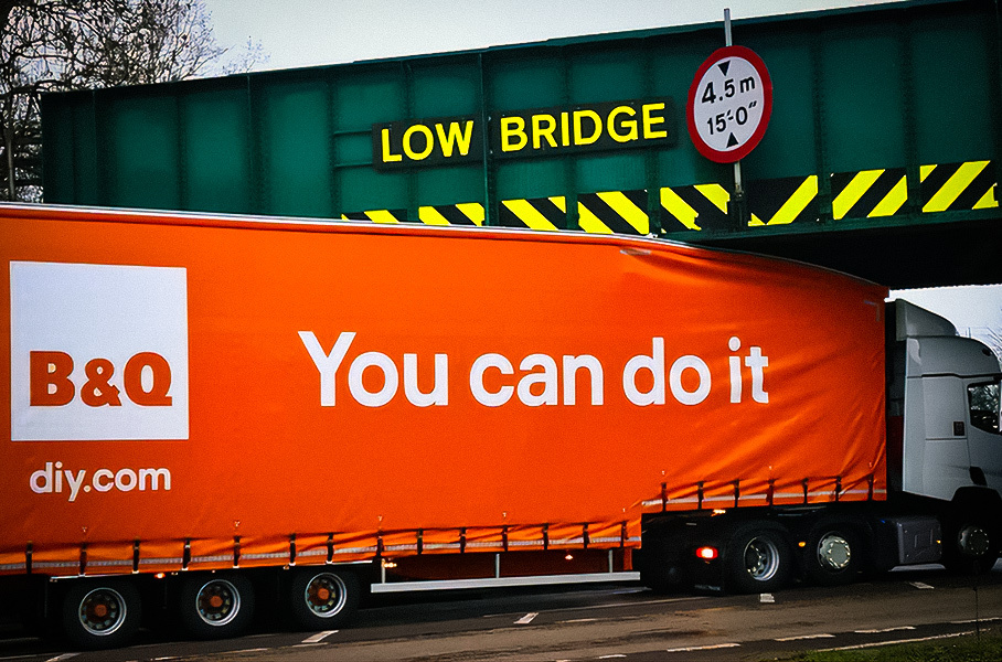 Грузовик со слоганом «Ты сможешь это сделать» застрял под мостом
