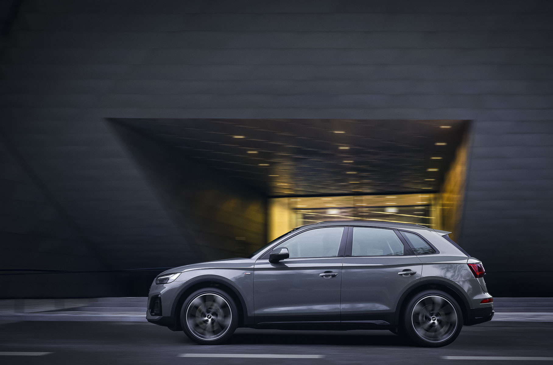 Audi представила обновленные кроссоверы Q5 и SQ5 для России. Известны цены