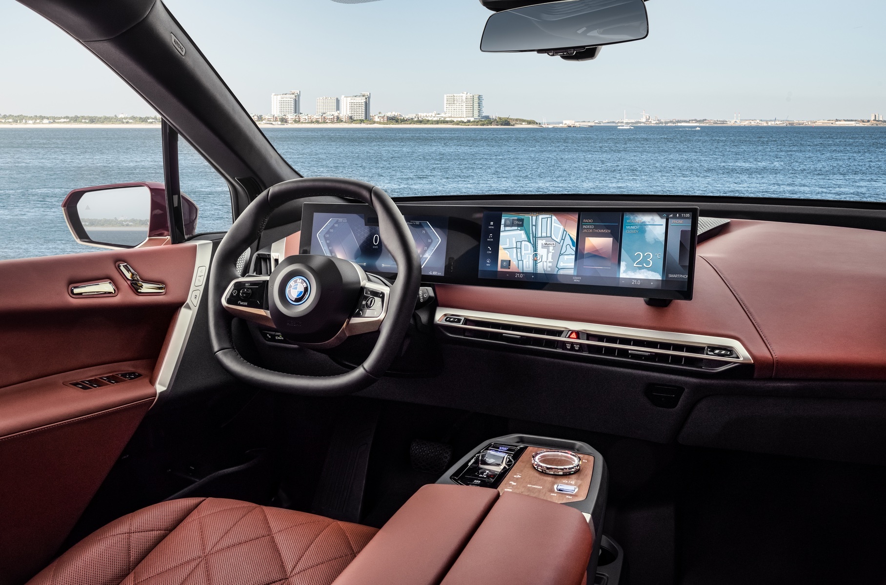 Электрокар BMW iX появится в России через год