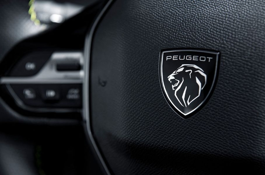 Зарядка от розетки и почти автопилот: Peugeot 308 сменил поколение