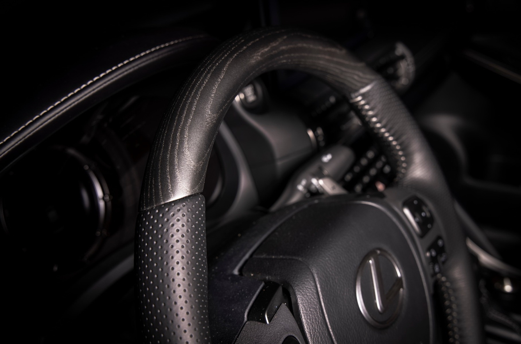 Lexus выпустит спецверсию седана IS с атмосферным V8