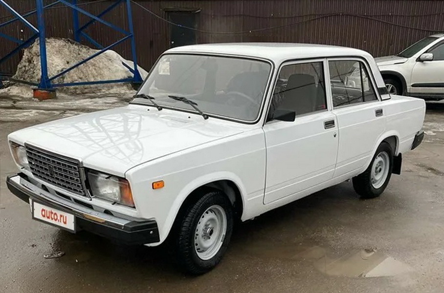 ВАЗ-2107, простоявший в гараже 13 лет, продают за миллион рублей