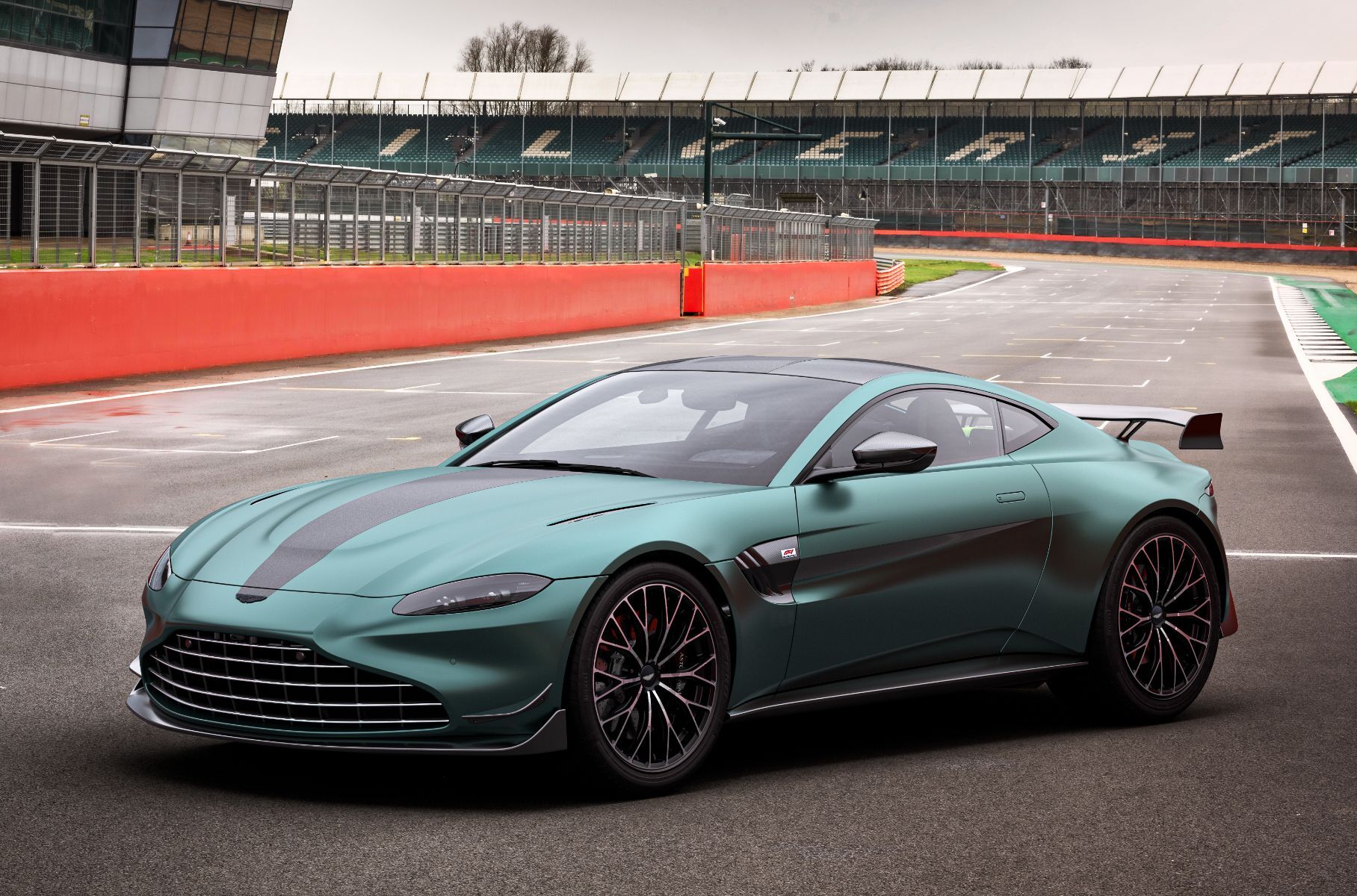 Aston Martin представил самый мощный Vantage в духе Формулы-1