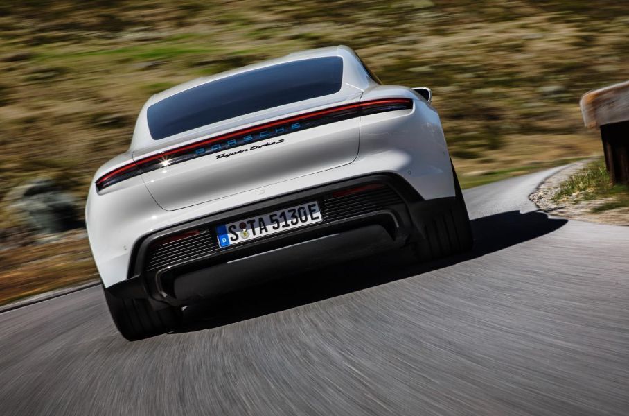 Porsche Taycan бесплатно сделают быстрее и «умнее»