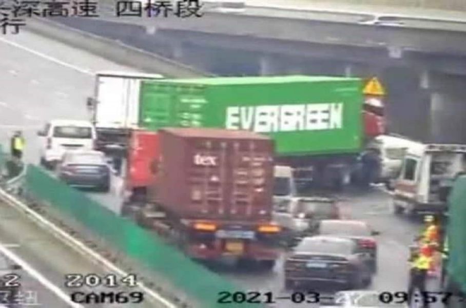 Теперь и на суше: фура с надписью Evergreen перегородила дорогу в Китае