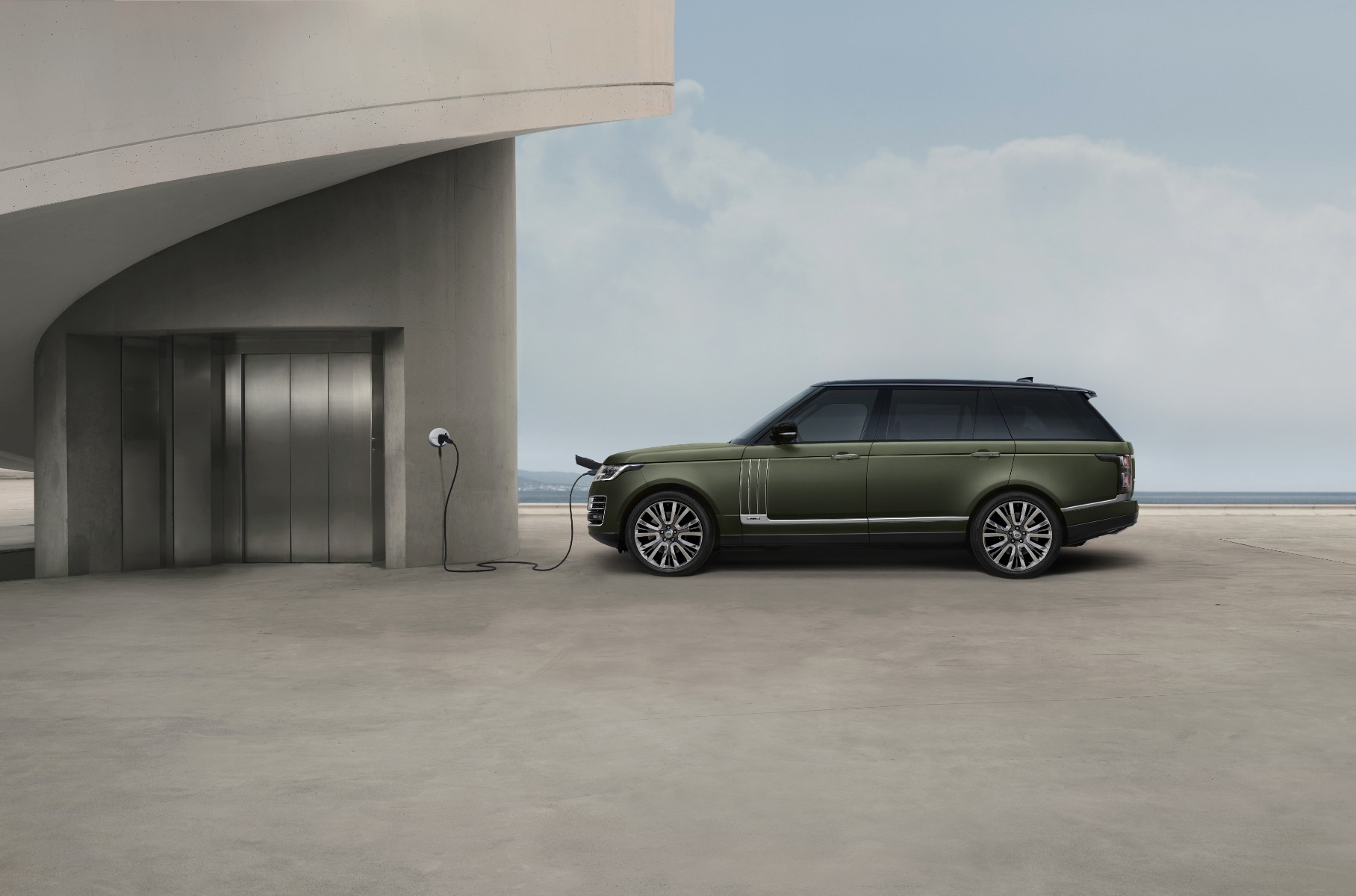 Внедорожник Range Rover получил две новые версии