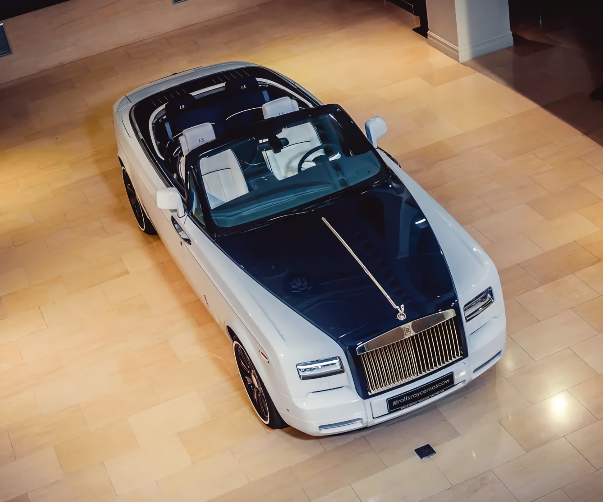 Необычную версию RollsRoyce Phantom продают в Москве за 19 миллионов  рублей  Motor