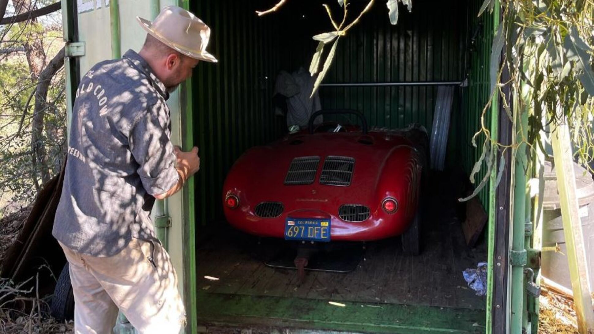 Редчайший 66-летний Porsche обнаружили в запертом контейнере. Он простоял  там 35 лет и отлично сохранился — Motor