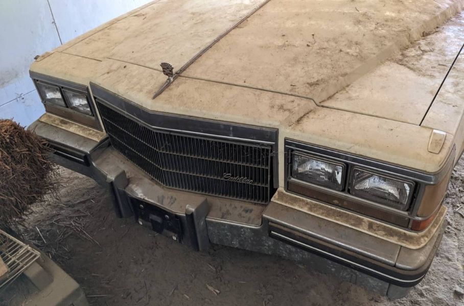 Cadillac Coupe DeVille 1983 года, который провел взаперти 20 лет, продают за бесценок