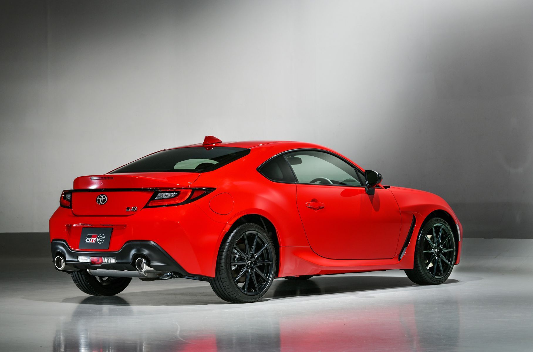 6,3 секунды до «сотни»: Toyota представила спорткар 86 нового поколения