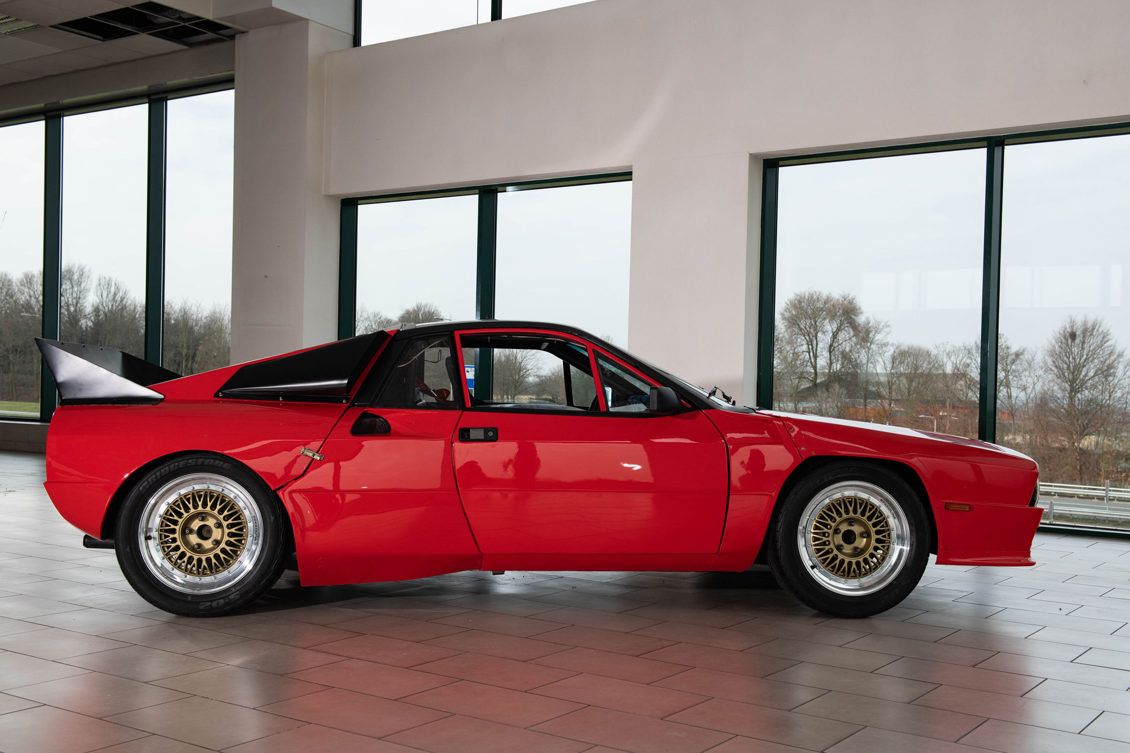 С аукциона продадут самый первый экземпляр раллийного купе Lancia 037
