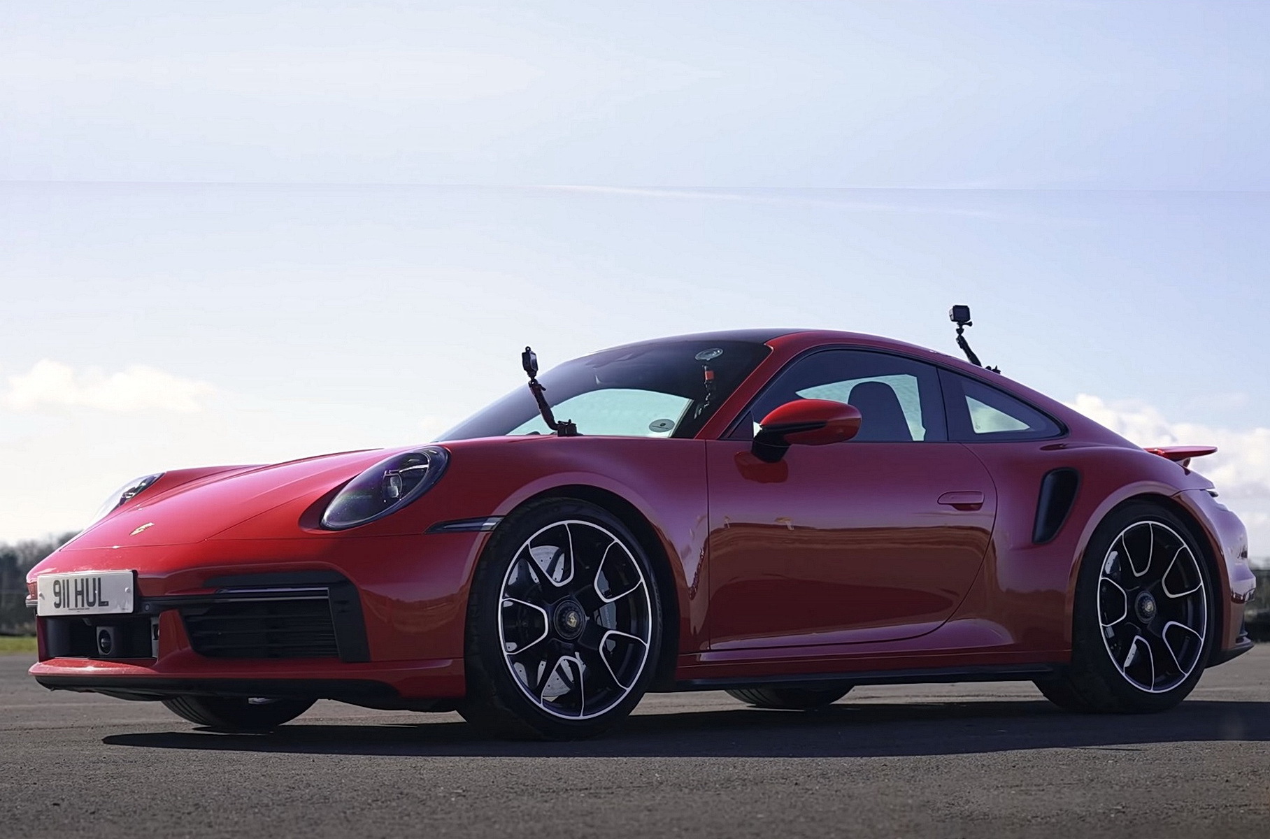 Видео: новый и старый Porsche 911 Turbo S сразились в дрэге