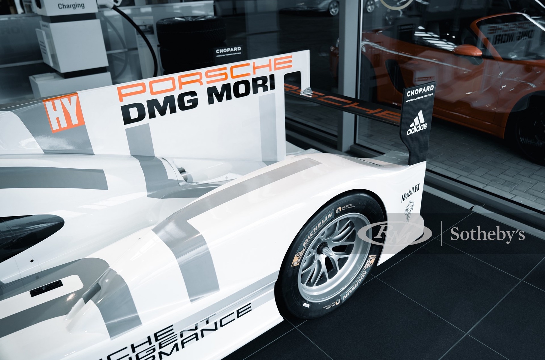 Макет гоночного Porsche продают по цене настоящего Cayenne