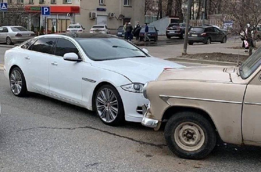 Столкновение эпох: «Москвич» врезался в Jaguar XJ в Москве