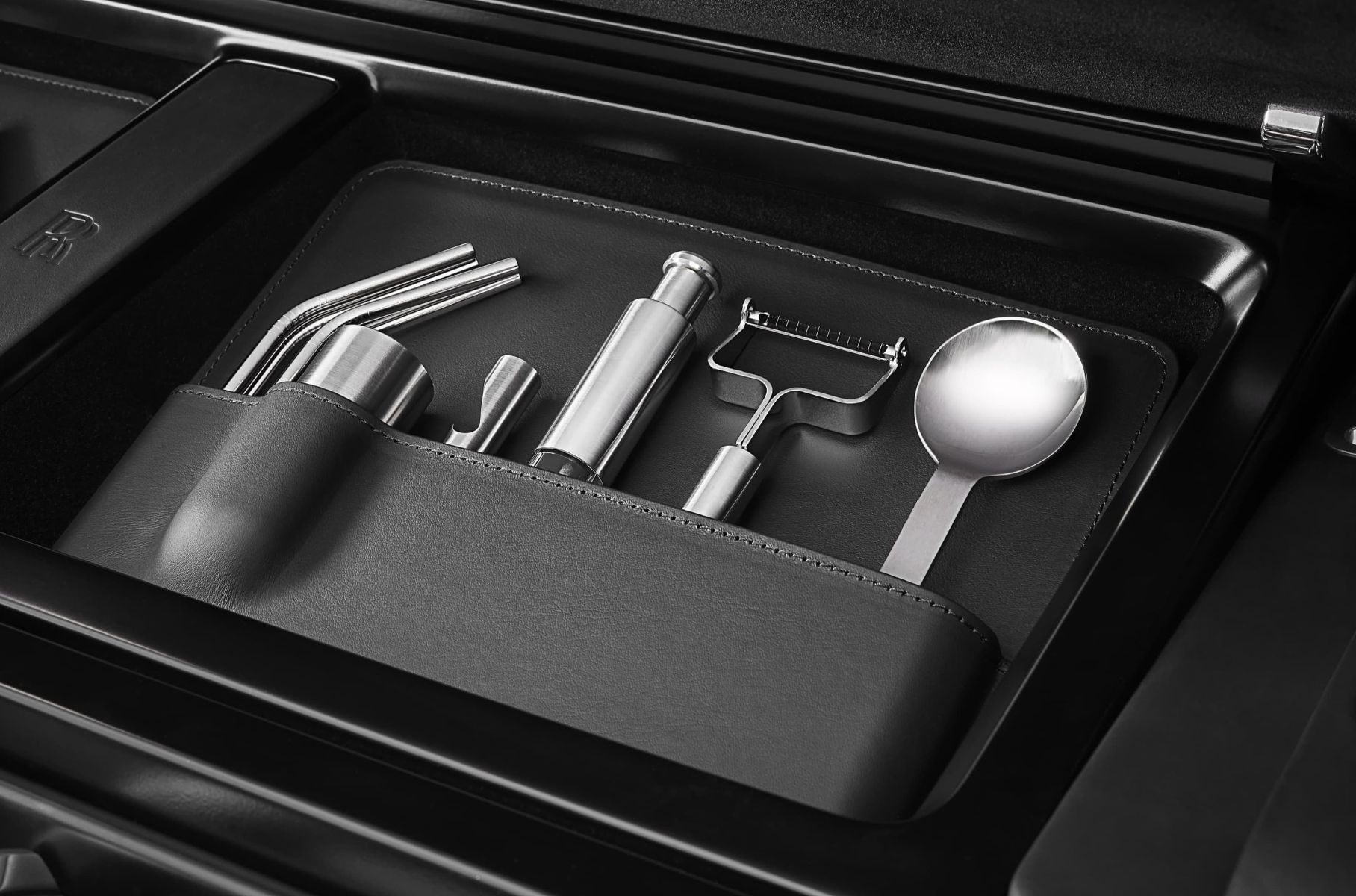 Для Rolls-Royce Cullinan придумали выдвижной ящик с аксессуарами