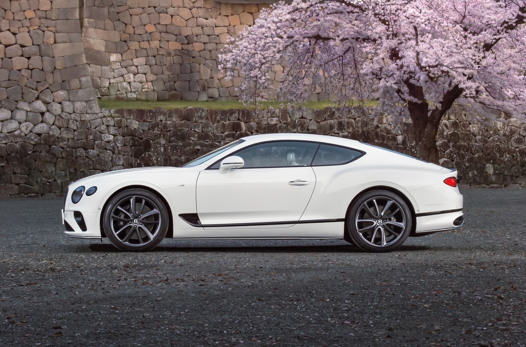 Монохромный Bentley Continental GT посвятили Японии