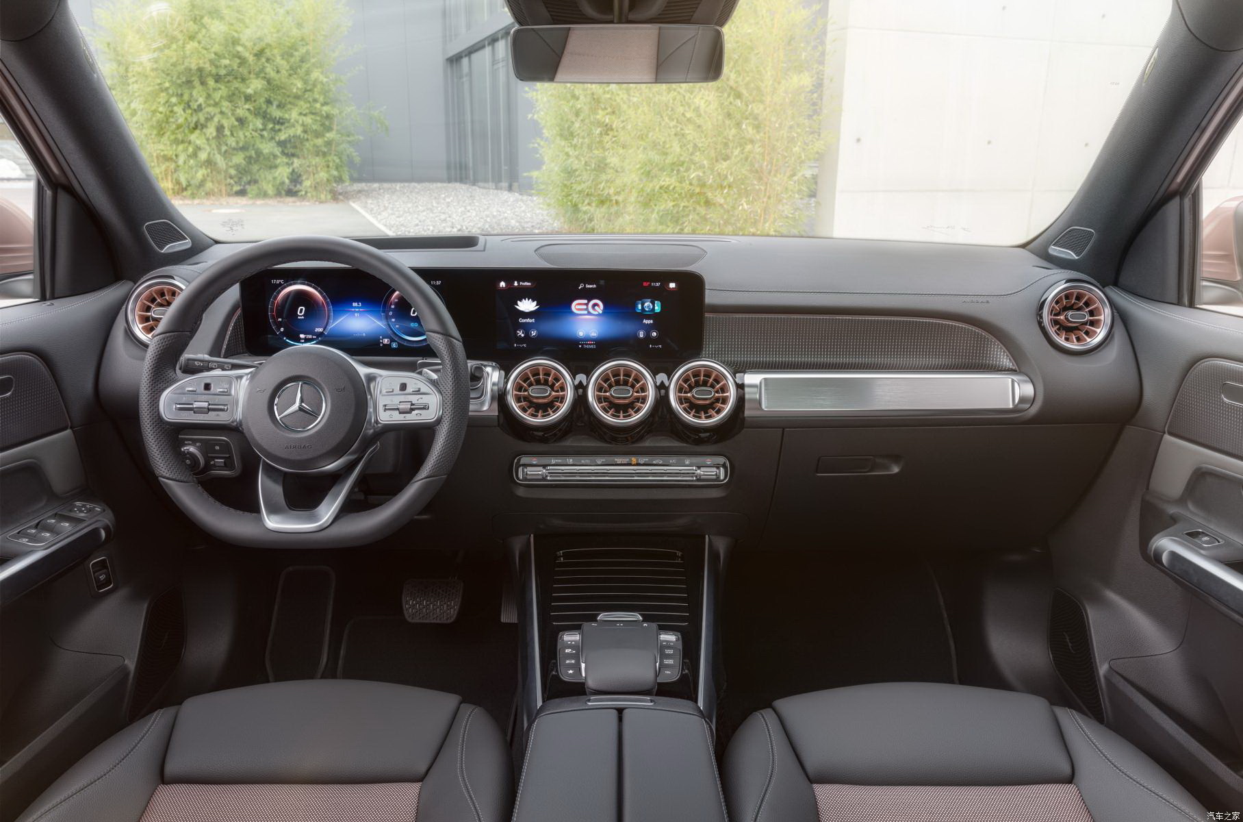 Mercedes-Benz показал 7-местный электрический кроссовер EQB