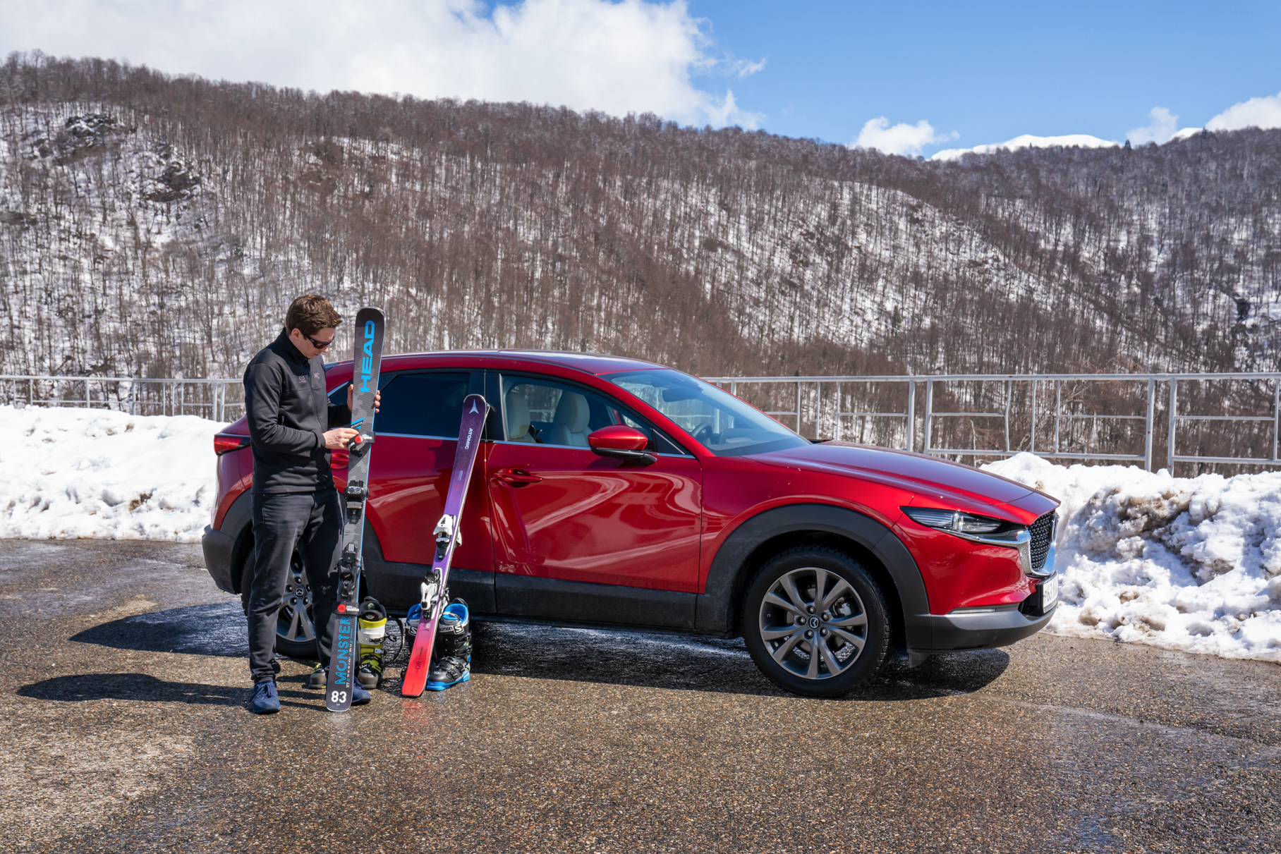 Горные лыжи в компании автогонщика и Mazda CX-30
