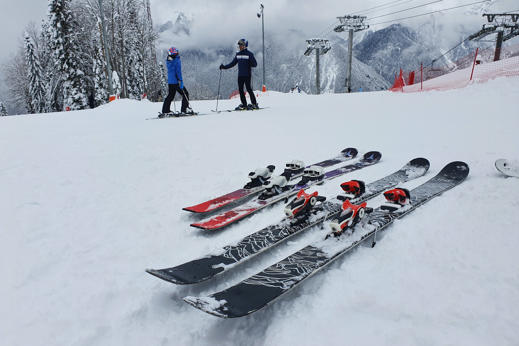 Горные лыжи в компании автогонщика и Mazda CX-30
