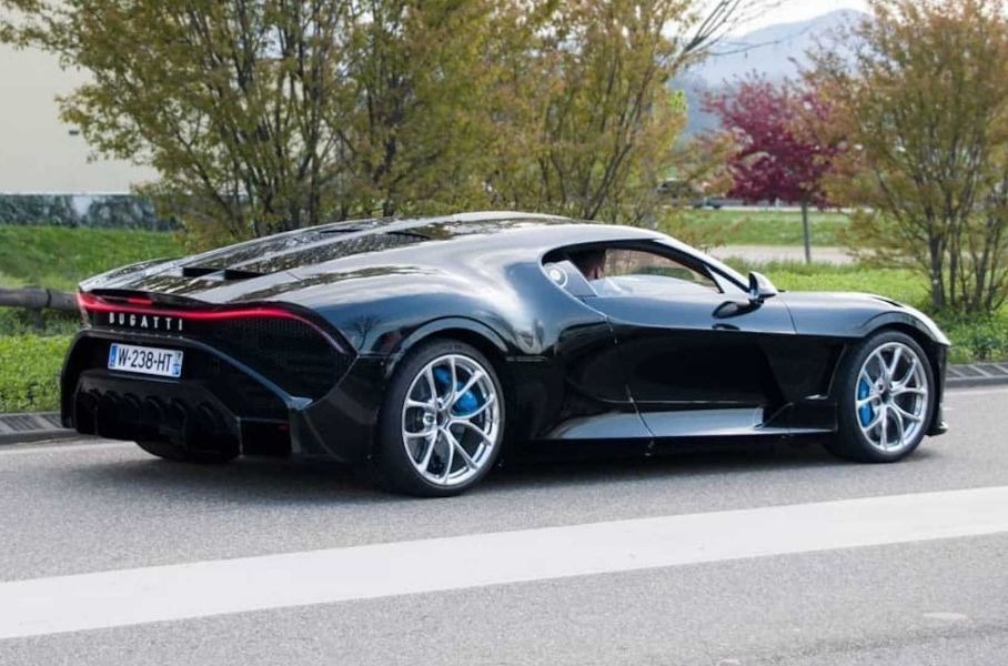 Самый дорогой Bugatti впервые заметили на дороге