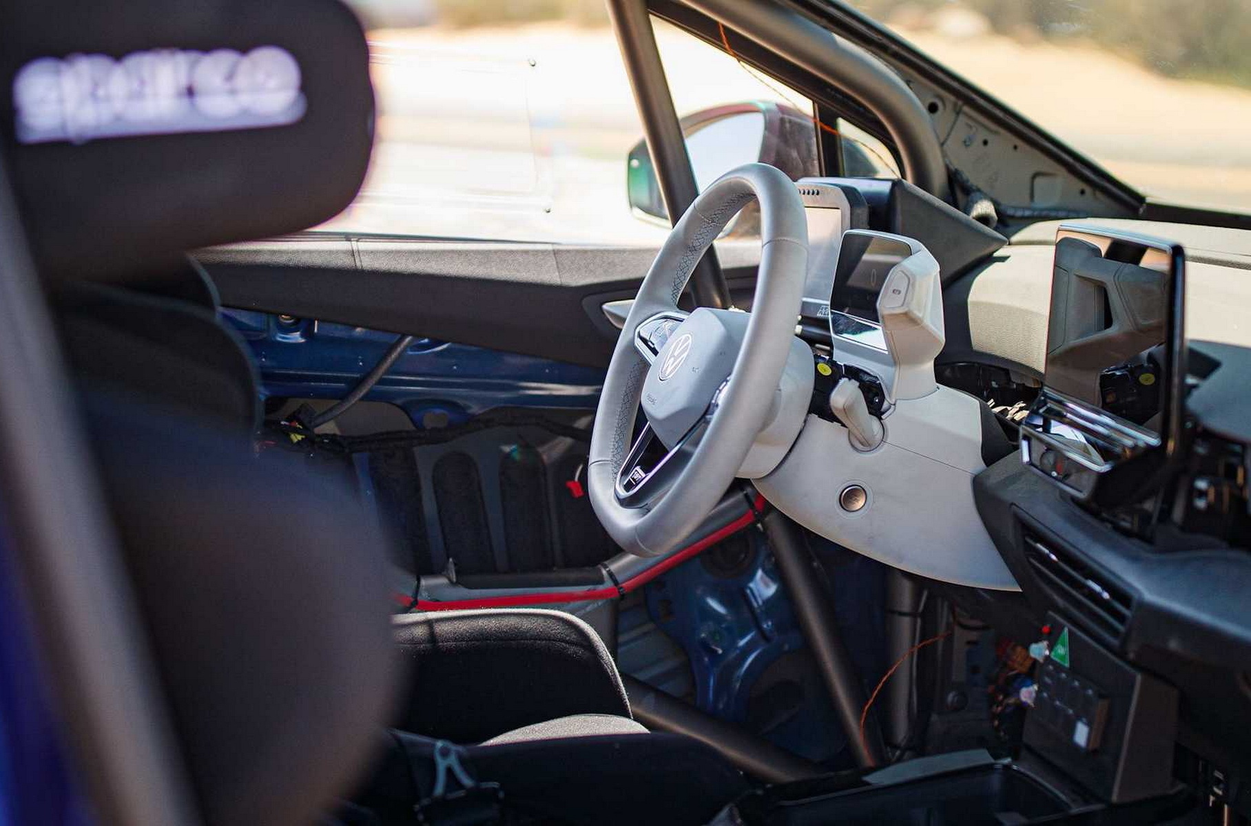 Volkswagen адаптировал электрокар ID.4 для гонок по бездорожью