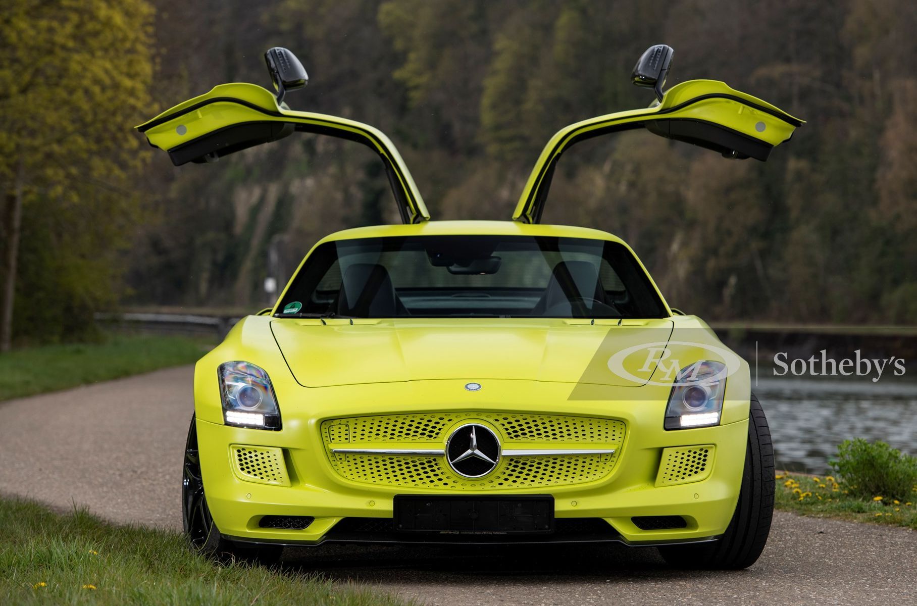 Редчайший электрический Mercedes-Benz SLS пустят с молотка за миллион евро