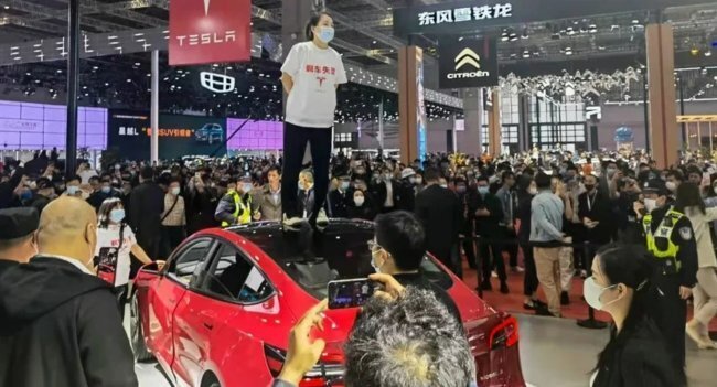 Китайцы устанавливают камеру в электрокары Tesla, которая снимает педали. И вот зачем