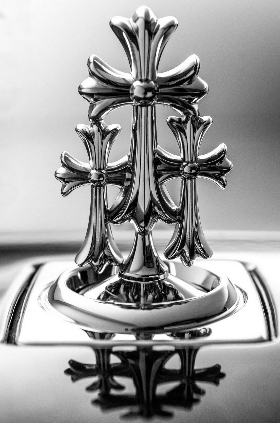 Посмотрите на «готический» Rolls-Royce с нецензурной гравировкой на дисках