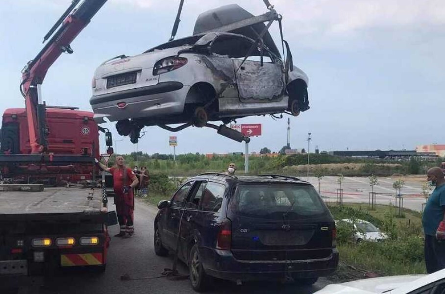 Водителя старого Ford Focus задержали за перевозку Peugeot на крыше
