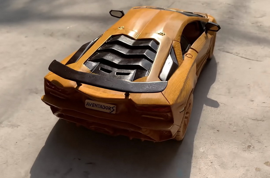 Видео: из деревянного бруса сделали копию Lamborghini Aventador