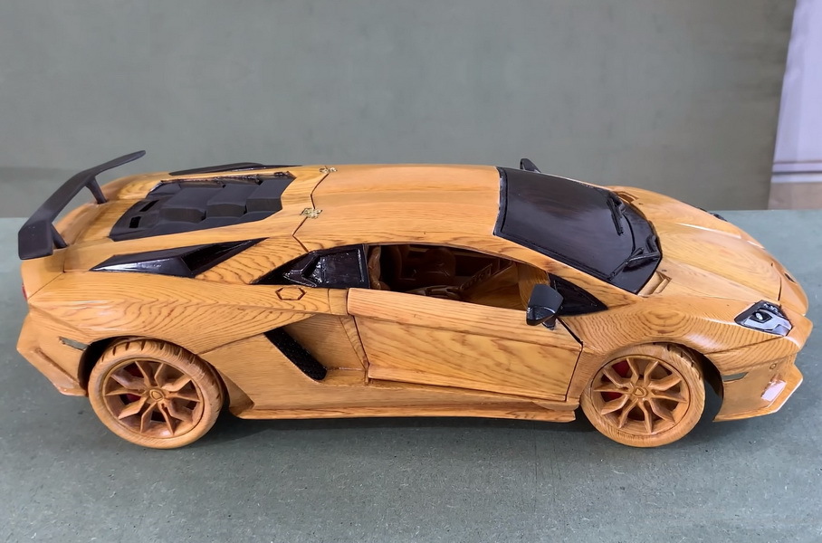 Видео: из деревянного бруса сделали копию Lamborghini Aventador