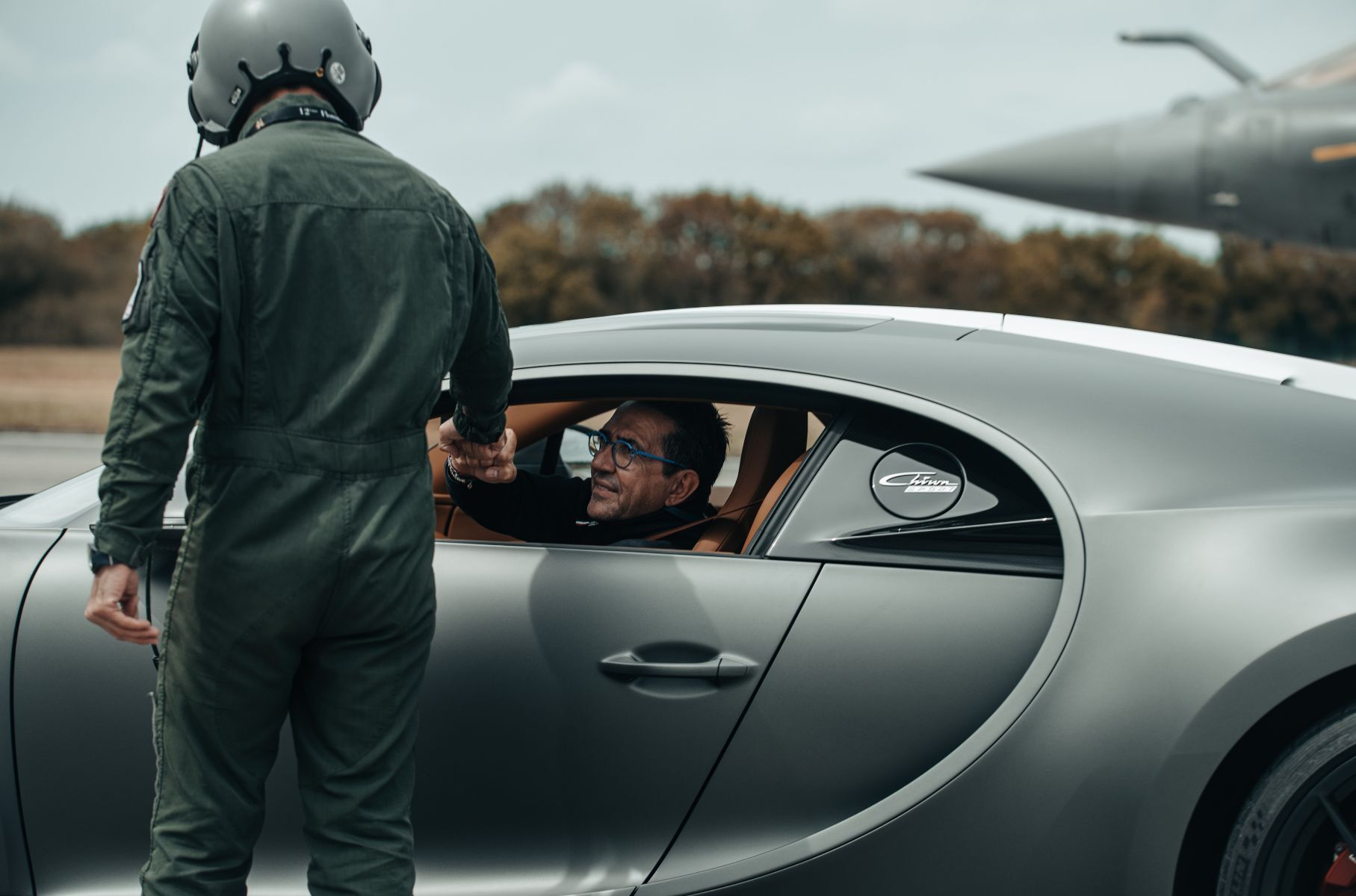 Видео: гиперкар Bugatti устроил гонку с палубным истребителем