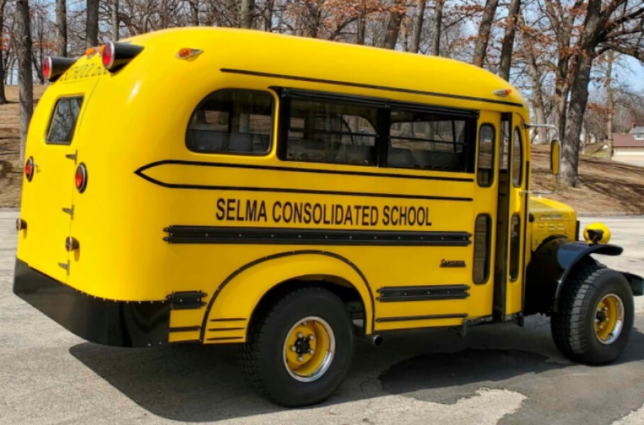 В 73-летний школьный автобус установили Hellcat V8 и пустили с молотка за внушительную сумму
