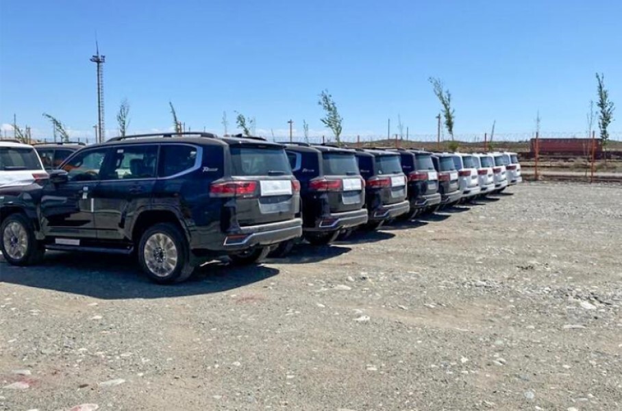 Партию новых Toyota Land Cruiser 300 сфотографировали в Казахстане