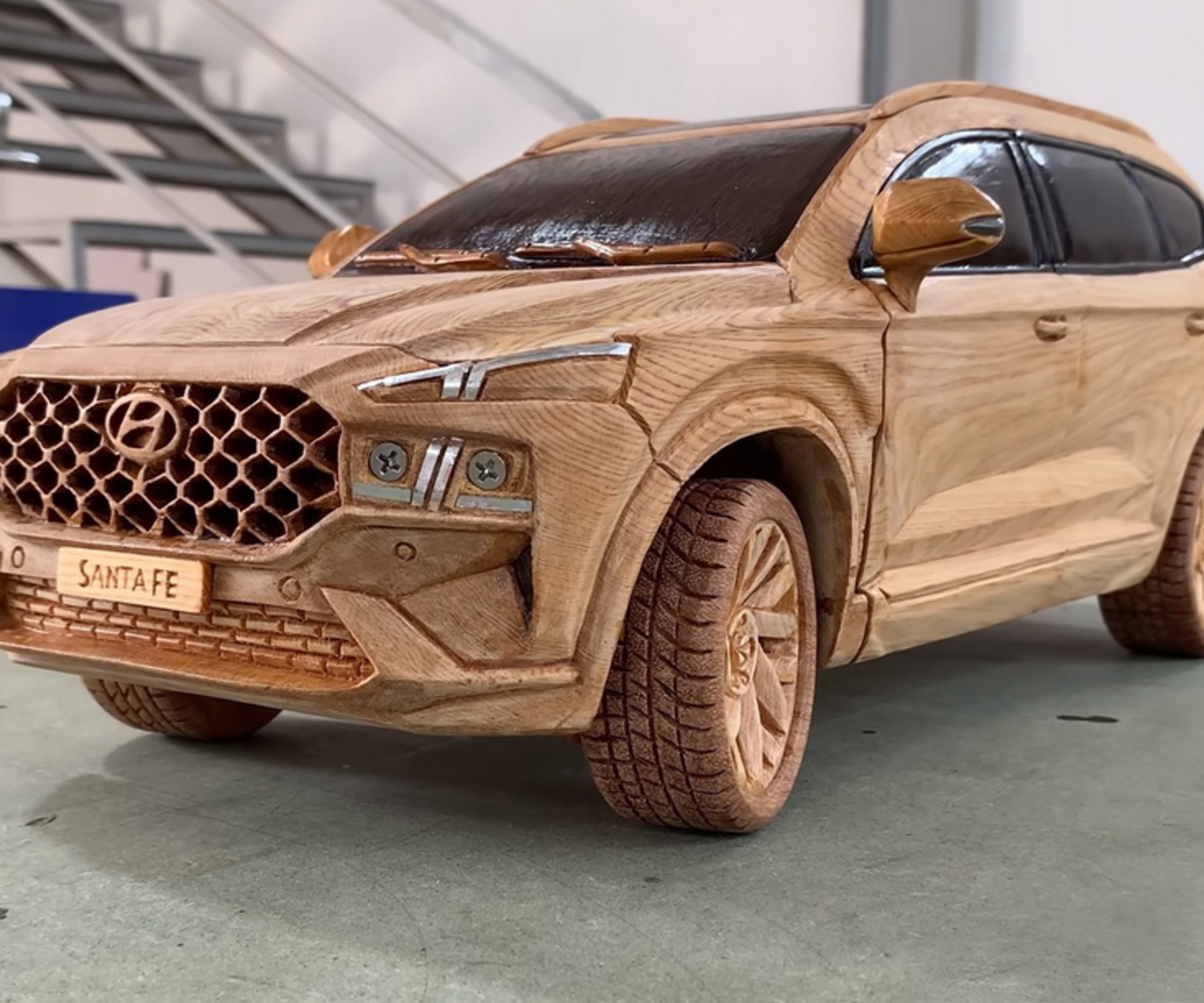 Видео: из деревянного бруса сделали точную копию Hyundai Santa Fe — Motor