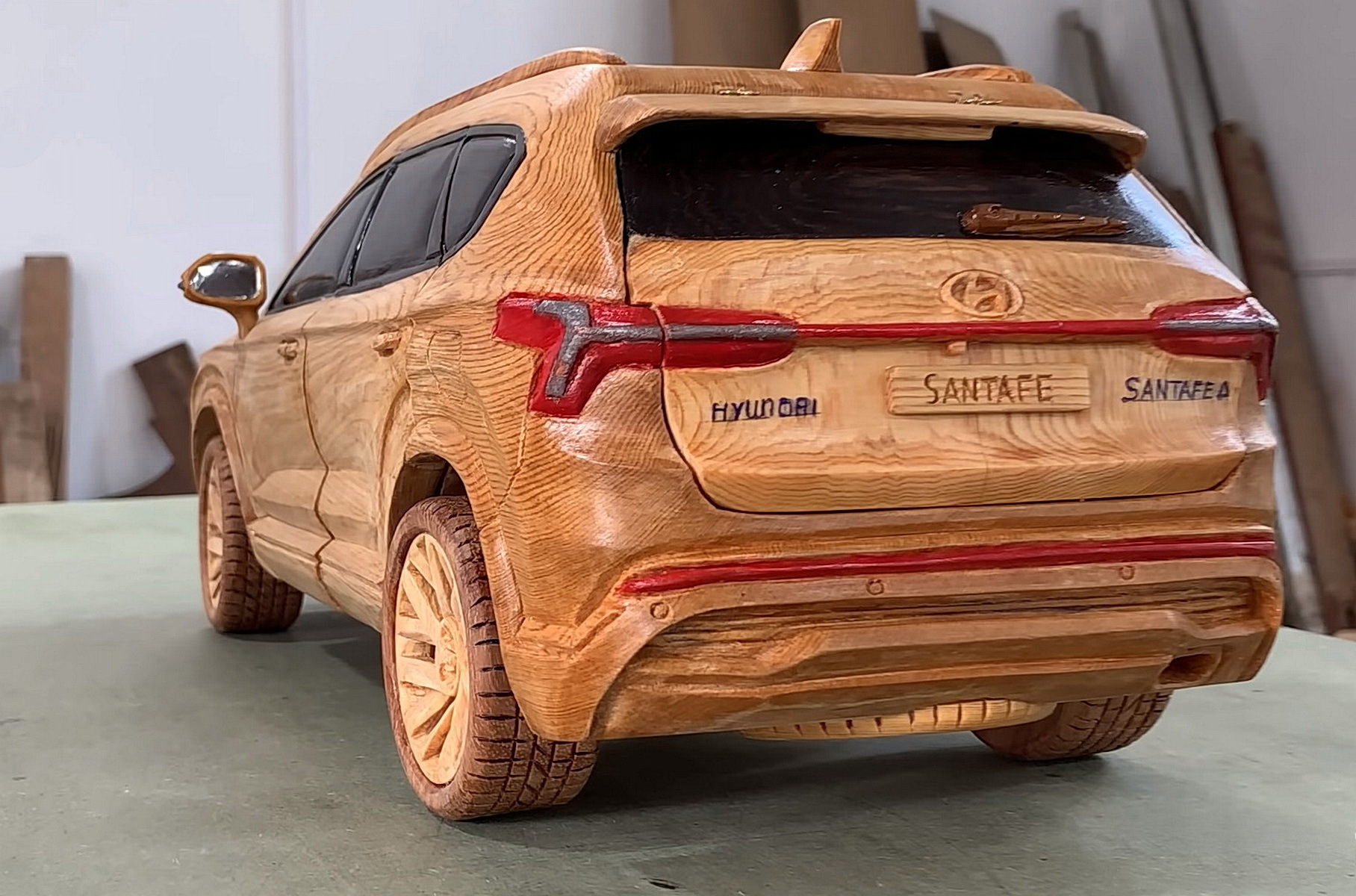 Видео: из деревянного бруса сделали точную копию Hyundai Santa Fe