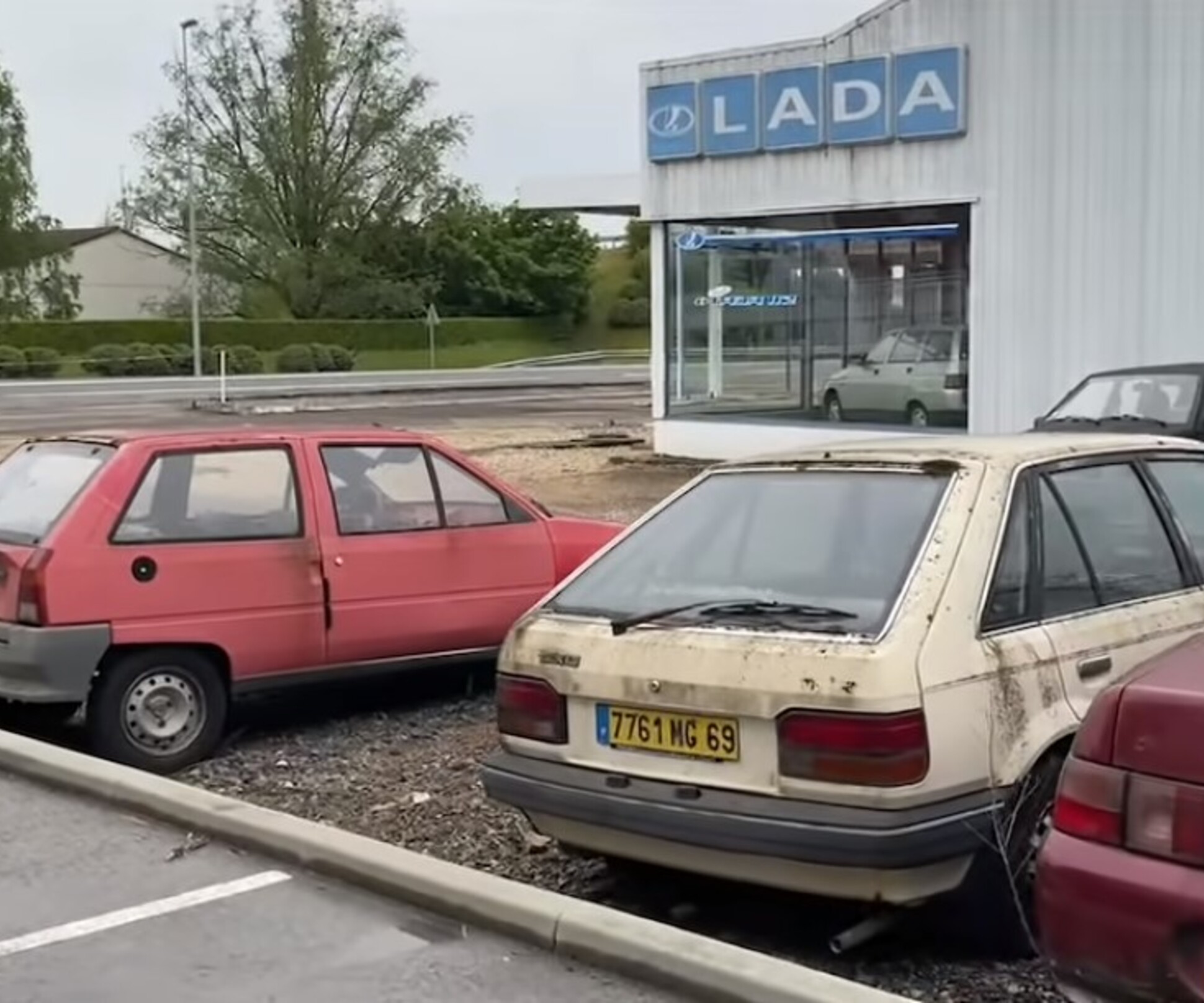 Видео: посмотрите на заброшенный французский автосалон, в котором гниют Lada  — Motor