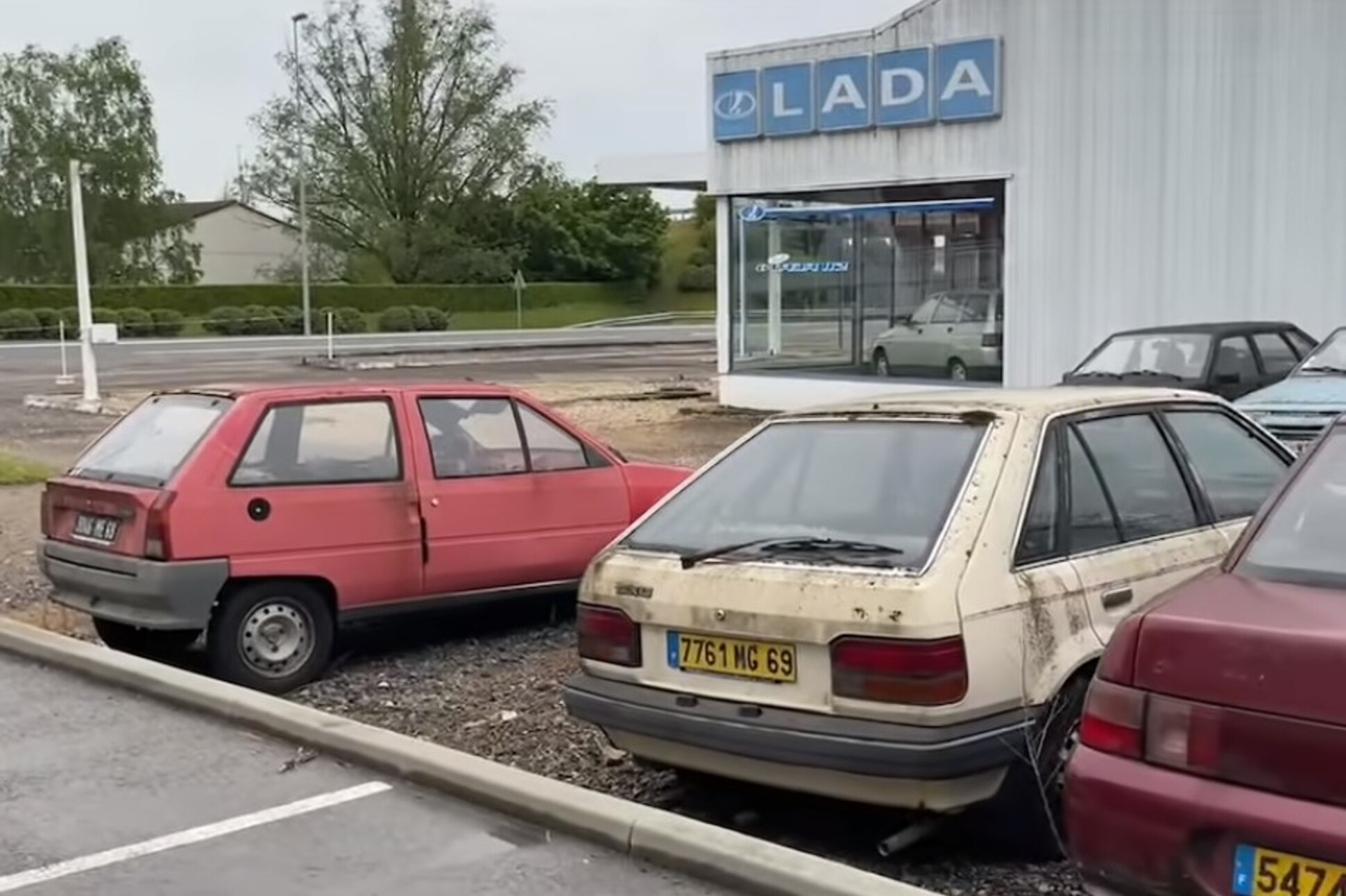 Видео: посмотрите на заброшенный французский автосалон, в котором гниют  Lada — Motor